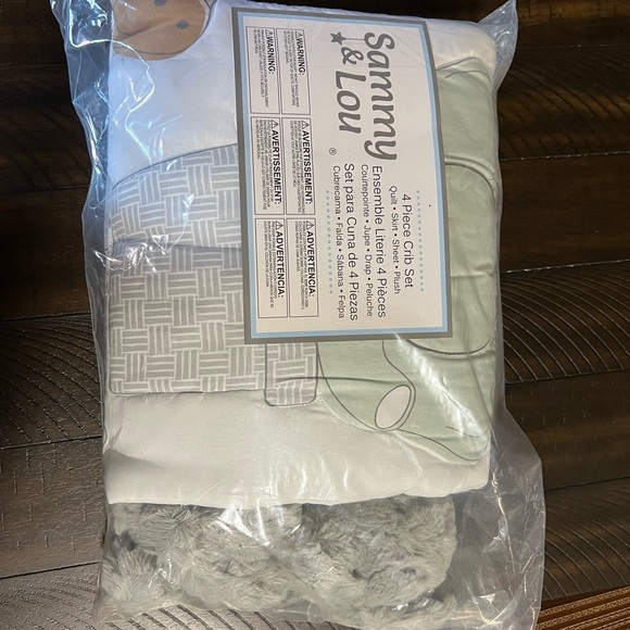 NWT- Crib bedding set - Picture 4 of 4